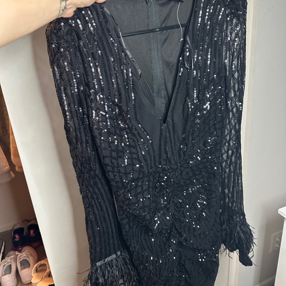 Black sparkly dress with a touch of feathers - Picture 5 of 5